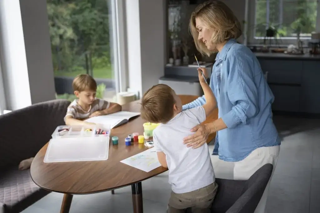 چگونه پرستار کودک می‌تواند به بهبود اضطراب جدایی در کودکان کمک کند؟